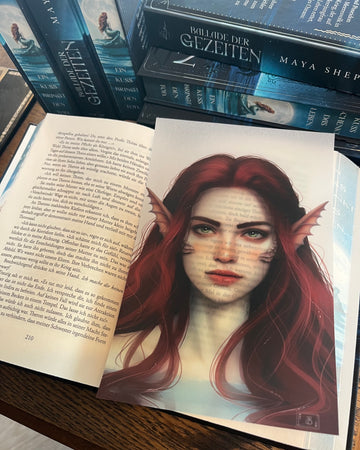 Das Page Overlay zeigt das Porträt der weiblichen Hauptfigur des Buches "Ballade der Gezeiten". Mariel hat rotes, langes Haar, spitze, flossenartige Ohren und kiemenartige Erhebungen auf den Wangenknochen.